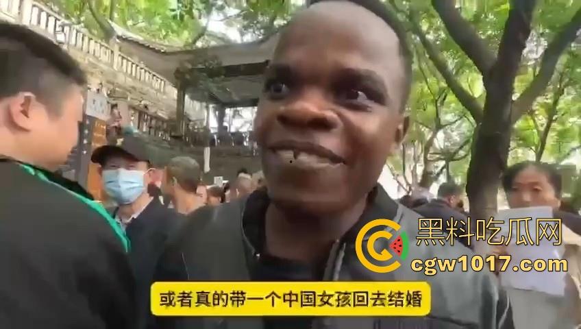 非洲黑猩猩挑战来中国相亲，没彩礼没样貌纯靠大屌跟黑皮肤加持，万万没想到啊，真有骚逼马桶排队送温暖啊！-3