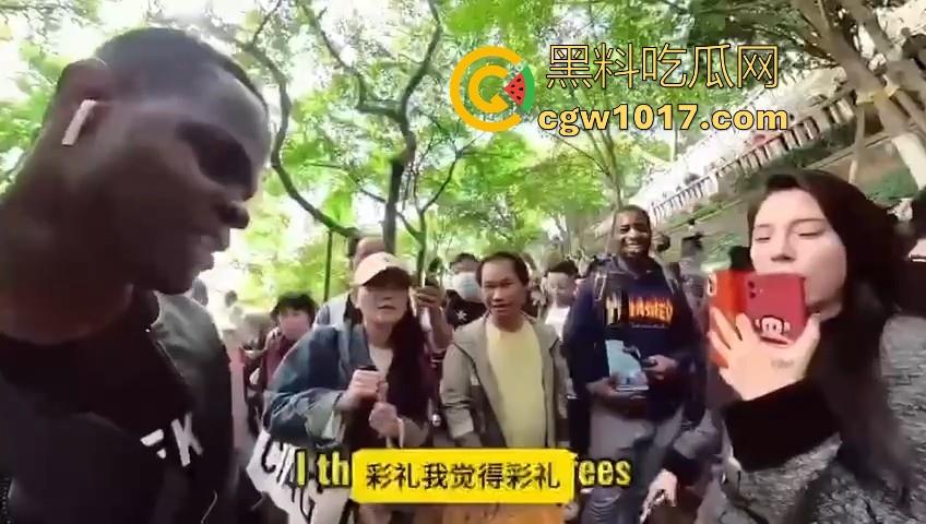 非洲黑猩猩挑战来中国相亲，没彩礼没样貌纯靠大屌跟黑皮肤加持，万万没想到啊，真有骚逼马桶排队送温暖啊！-4
