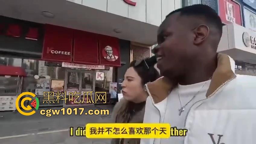 非洲黑猩猩挑战来中国相亲，没彩礼没样貌纯靠大屌跟黑皮肤加持，万万没想到啊，真有骚逼马桶排队送温暖啊！-9