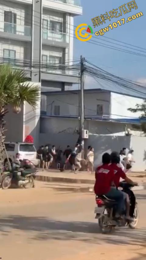 柬埔寨木牌突击抓捕:大楼被围“狗推”慌逃,警笛声与尖叫声交织,大楼一夜成围城!-5