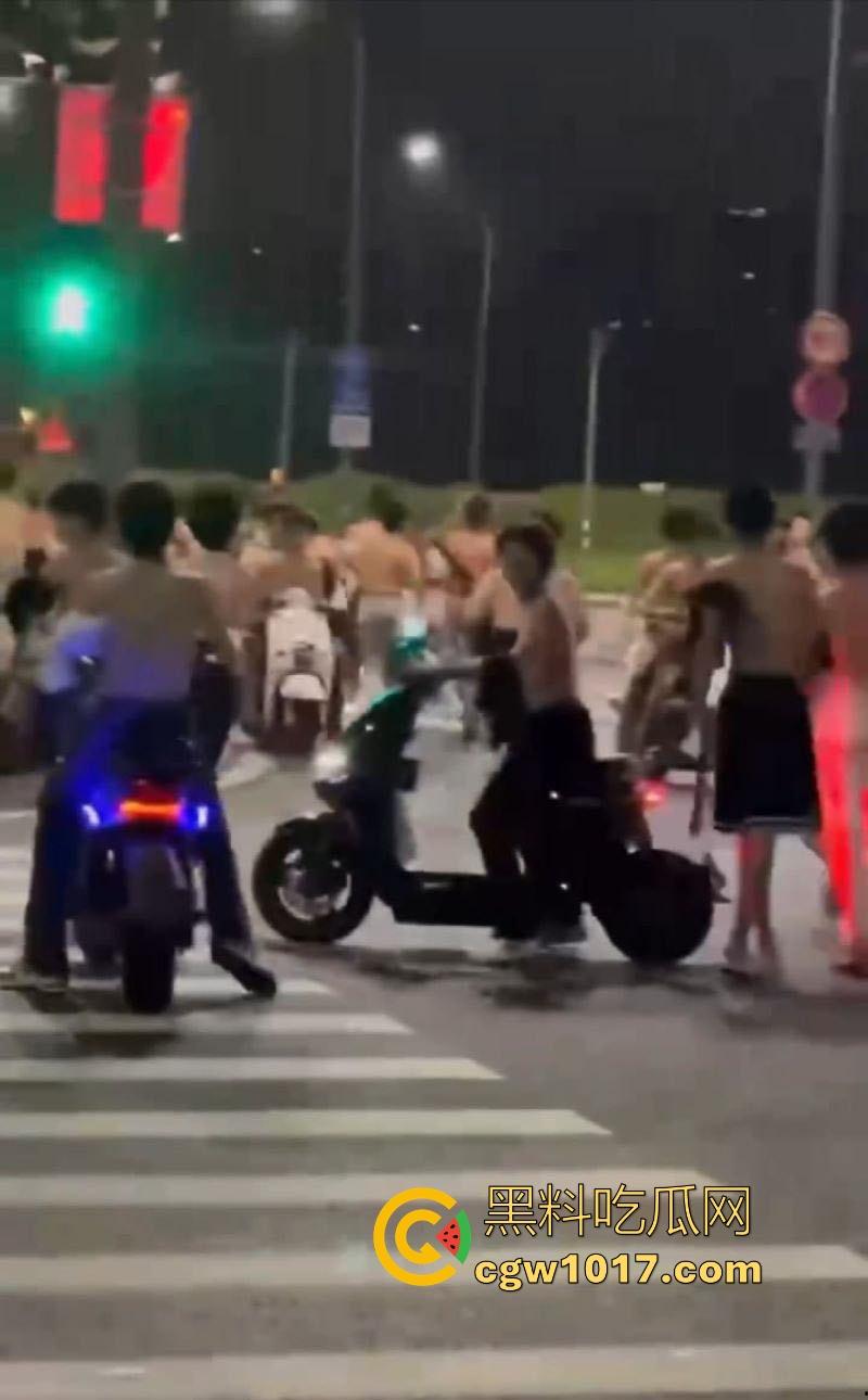 深夜街头惊现帮派斗争!赤裸染发精神小伙携带棍棒骑着鬼火到场,飞车撞人拳拳到肉血拼到底,完全不输电影场面!-2