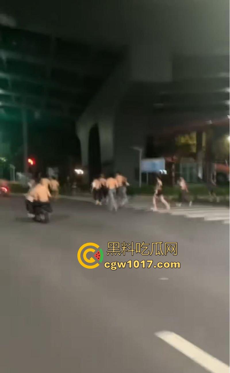 深夜街头惊现帮派斗争!赤裸染发精神小伙携带棍棒骑着鬼火到场,飞车撞人拳拳到肉血拼到底,完全不输电影场面!-3