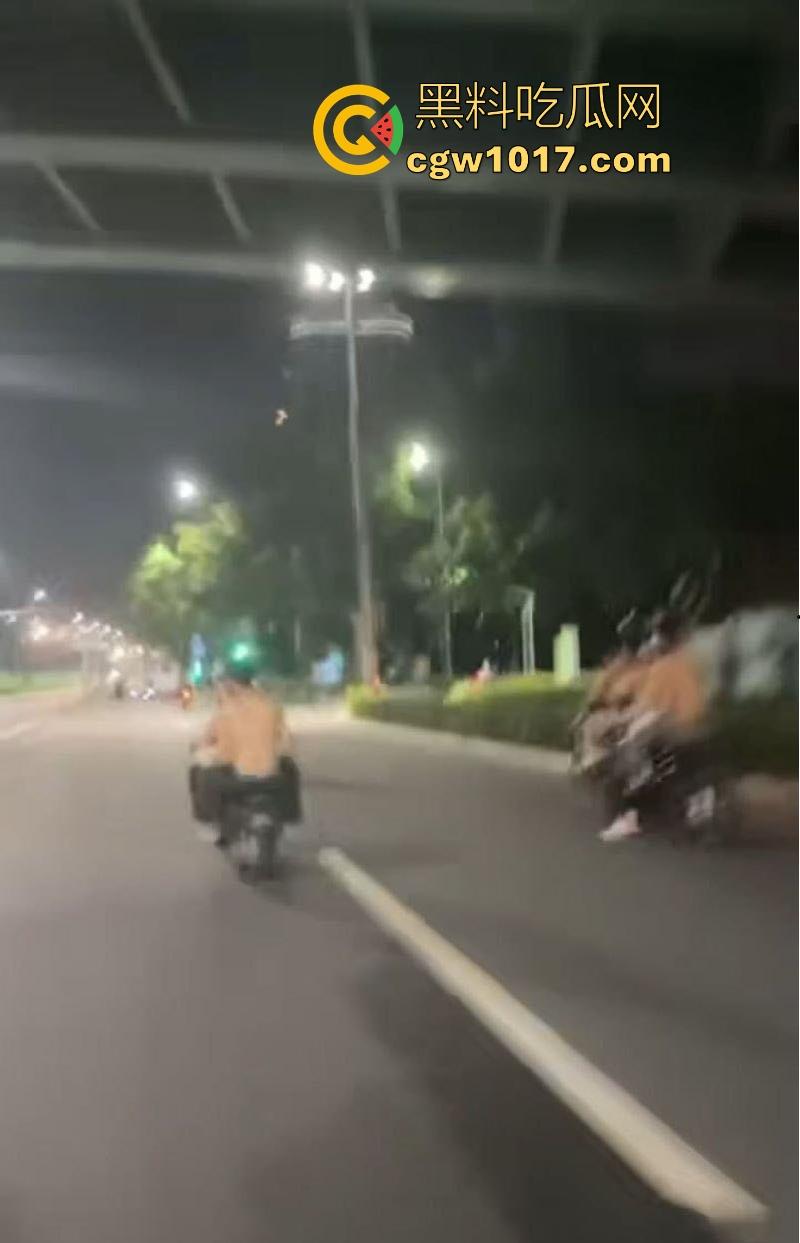 深夜街头惊现帮派斗争!赤裸染发精神小伙携带棍棒骑着鬼火到场,飞车撞人拳拳到肉血拼到底,完全不输电影场面!-4