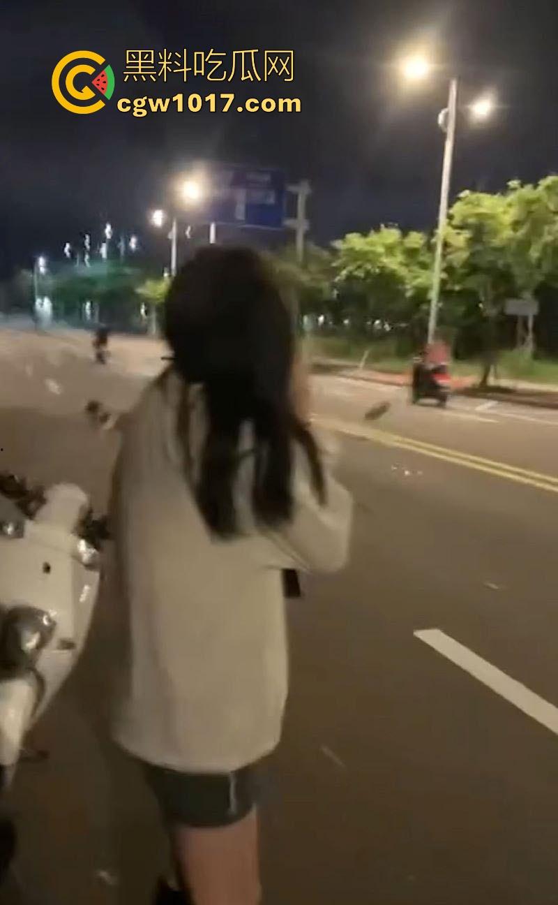 深夜街头惊现帮派斗争!赤裸染发精神小伙携带棍棒骑着鬼火到场,飞车撞人拳拳到肉血拼到底,完全不输电影场面!-5