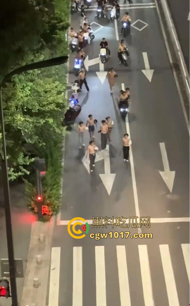 深夜街头惊现帮派斗争!赤裸染发精神小伙携带棍棒骑着鬼火到场,飞车撞人拳拳到肉血拼到底,完全不输电影场面!-6