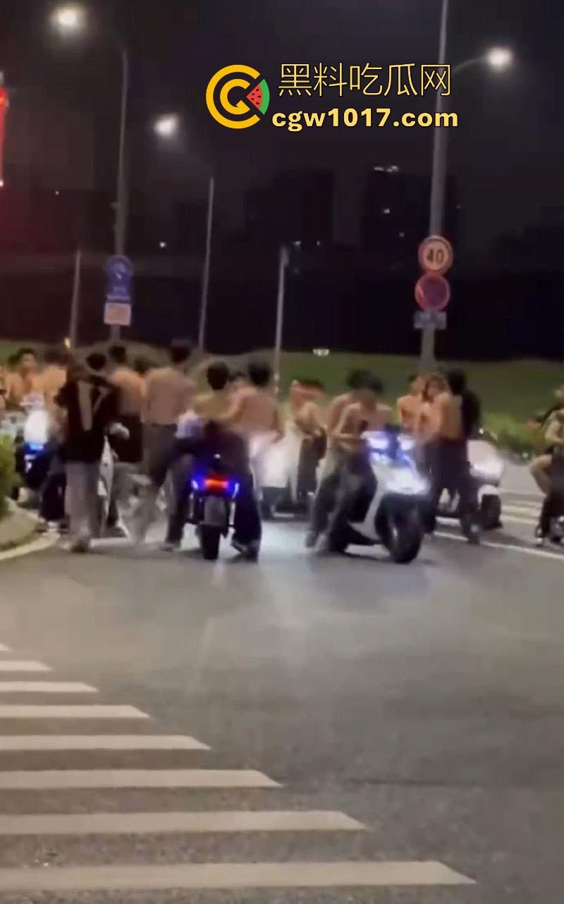 深夜街头惊现帮派斗争!赤裸染发精神小伙携带棍棒骑着鬼火到场,飞车撞人拳拳到肉血拼到底,完全不输电影场面!-7