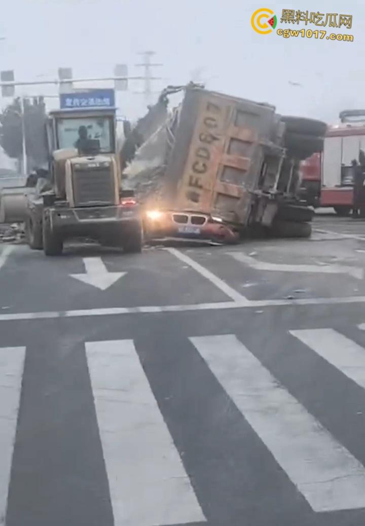 山东烟台电厂东路惊魂一刻，上演死神来袭现实版， 烟台渣土车路口突然失控，侧翻掩埋两车 ！-5