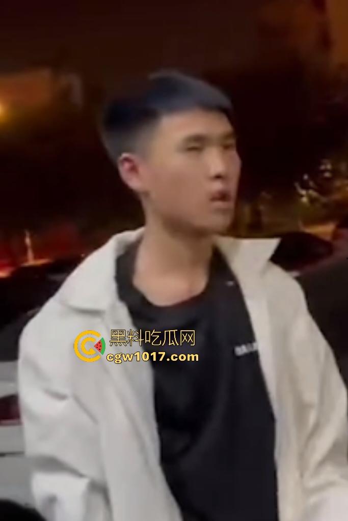 东北吉林豪横精神小伙小妹拳打脚踢白衣男,满嘴“打你咋地打你咋滴”,谁让白衣男欺负别人媳妇呢,找打!-4