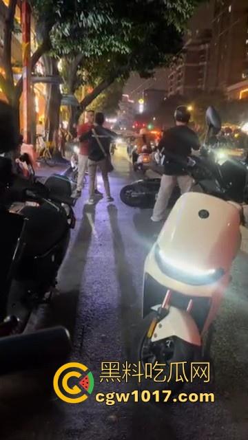 广州小梅大街地头蛇欺负外卖小哥!仗着自己本地人横着走,路人都想冲上去一拳打醒这狗东西!-4