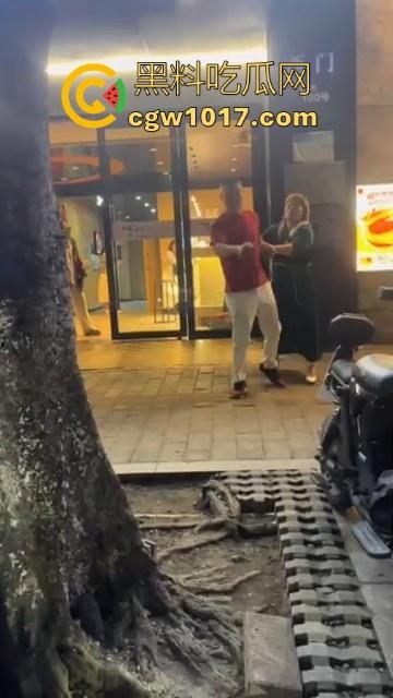 广州小梅大街地头蛇欺负外卖小哥!仗着自己本地人横着走,路人都想冲上去一拳打醒这狗东西!-10