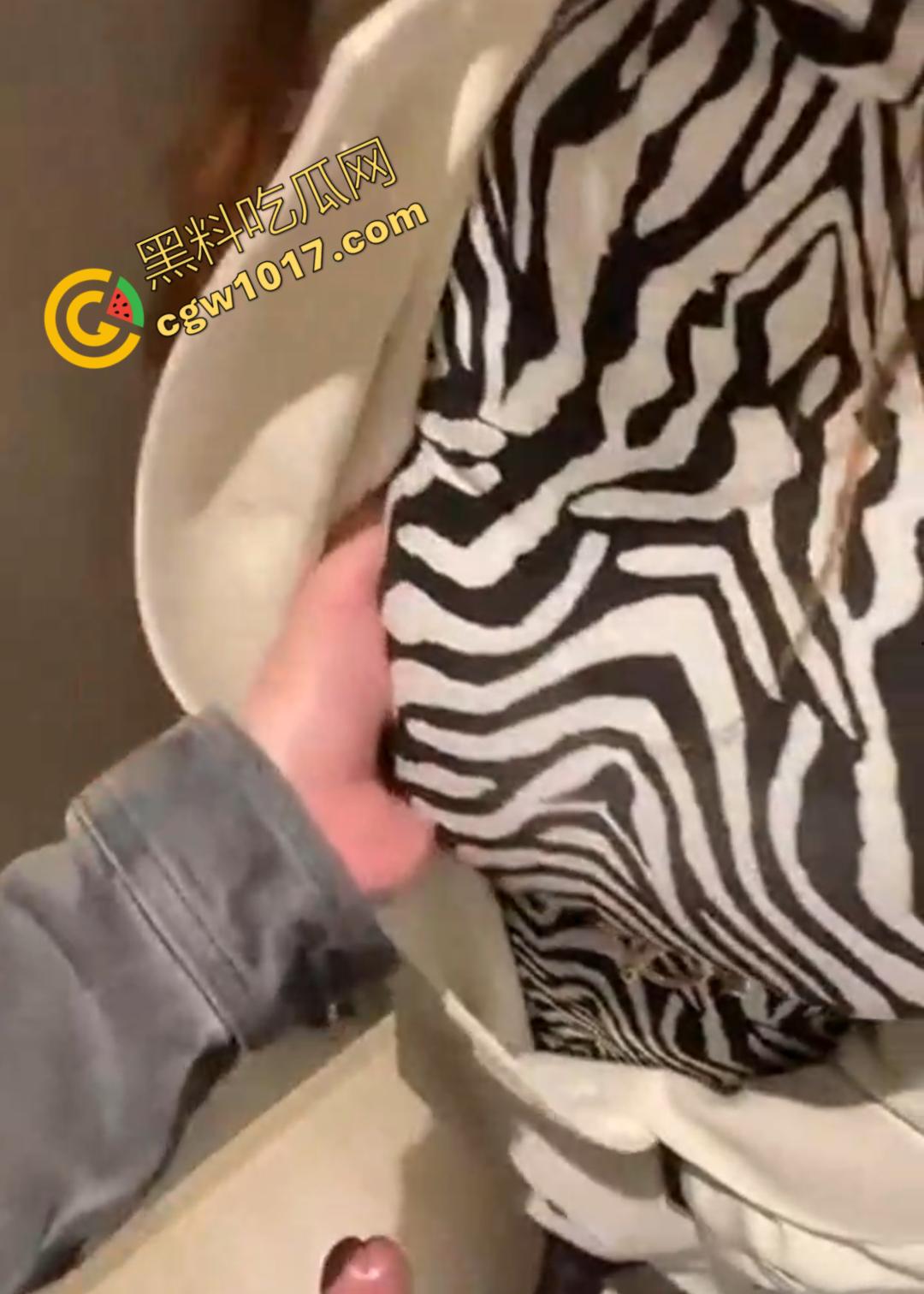 商场柜台大姐【朱艳燕】在试衣间“犯贱”,奶子肥硕的她像发情母兽,舌头撩拨男人鸡巴,热情如火的眼神撩人至极!-2