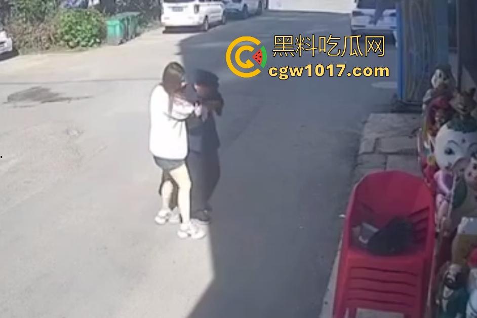 街头老大爷走路突然摇晃,长腿美女出手相扶,大爷瞬间全身梆硬冲天,美女成救命神药,这比春药还牛逼啊!-3