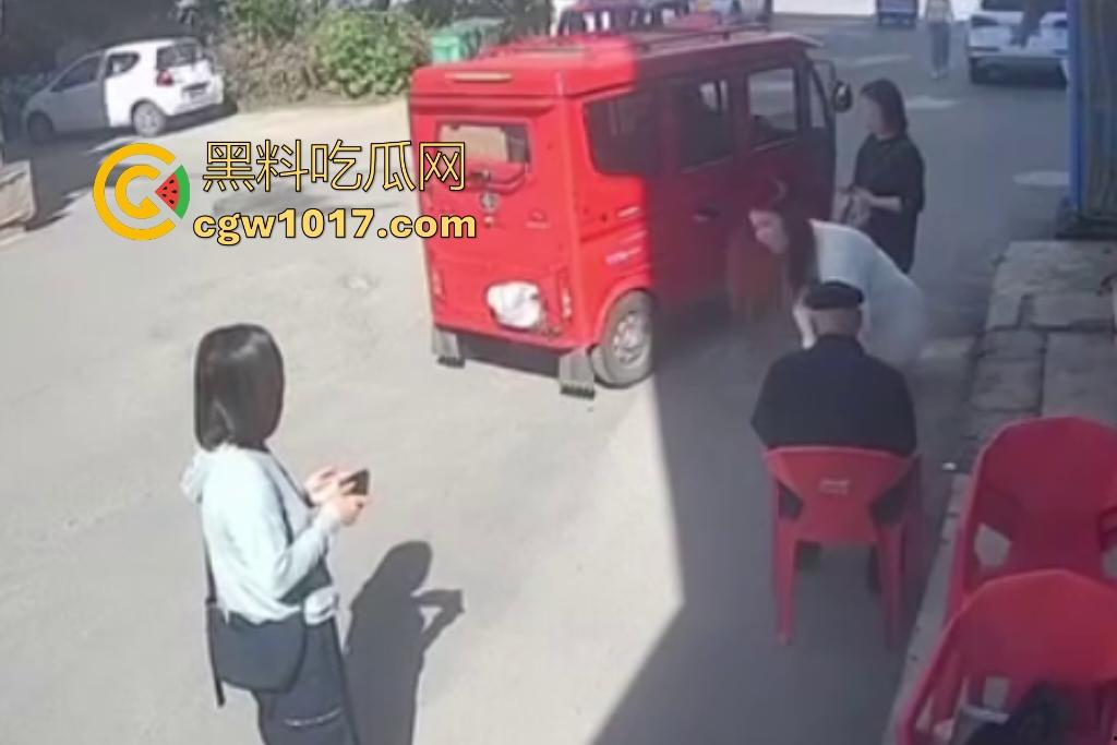 街头老大爷走路突然摇晃,长腿美女出手相扶,大爷瞬间全身梆硬冲天,美女成救命神药,这比春药还牛逼啊!-7