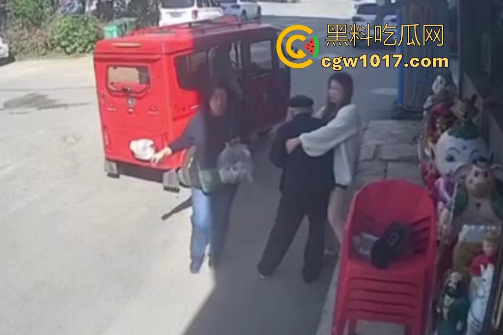 街头老大爷走路突然摇晃,长腿美女出手相扶,大爷瞬间全身梆硬冲天,美女成救命神药,这比春药还牛逼啊!-5