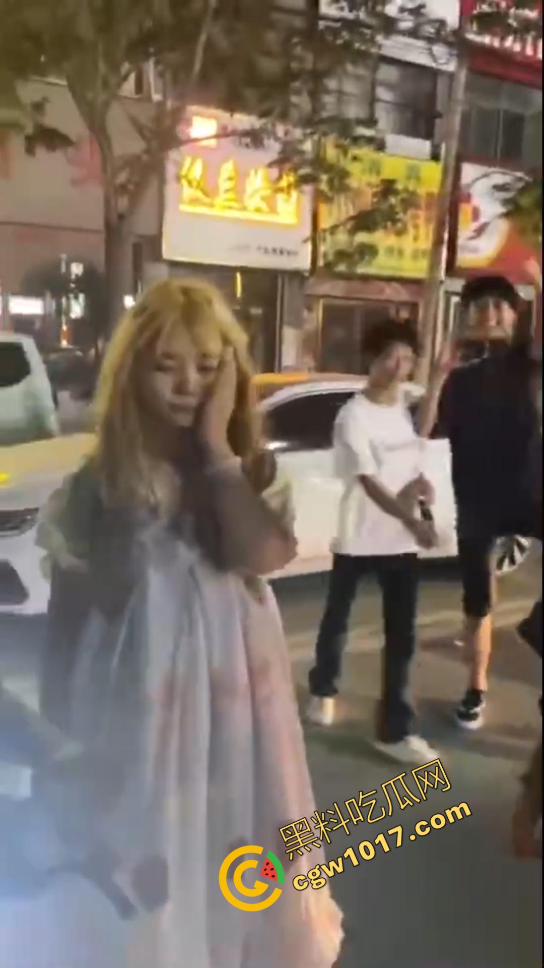 惊心动魄！清纯小仙女街头被围殴！精神小妹狠辣无情，围观群众无动于衷，她们究竟为何如此疯狂？-5