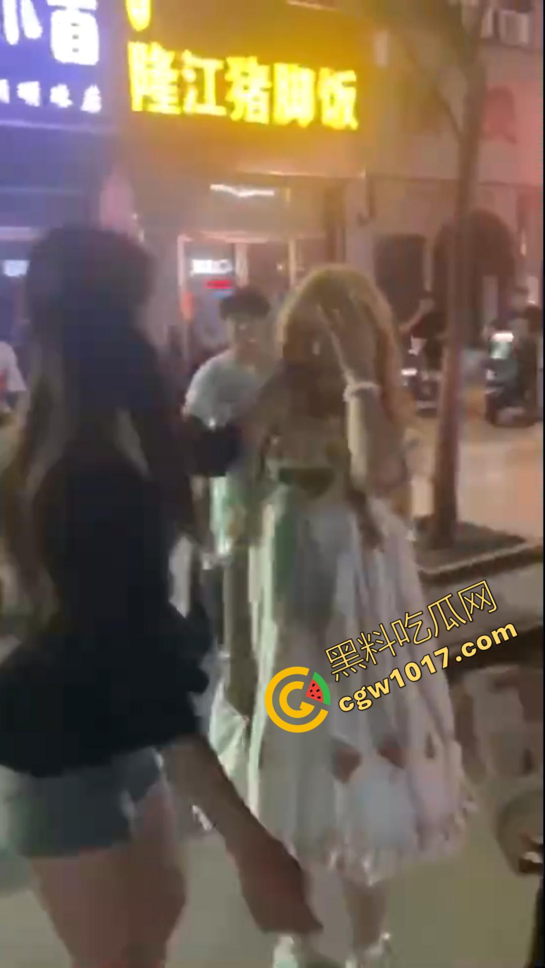 惊心动魄！清纯小仙女街头被围殴！精神小妹狠辣无情，围观群众无动于衷，她们究竟为何如此疯狂？-2