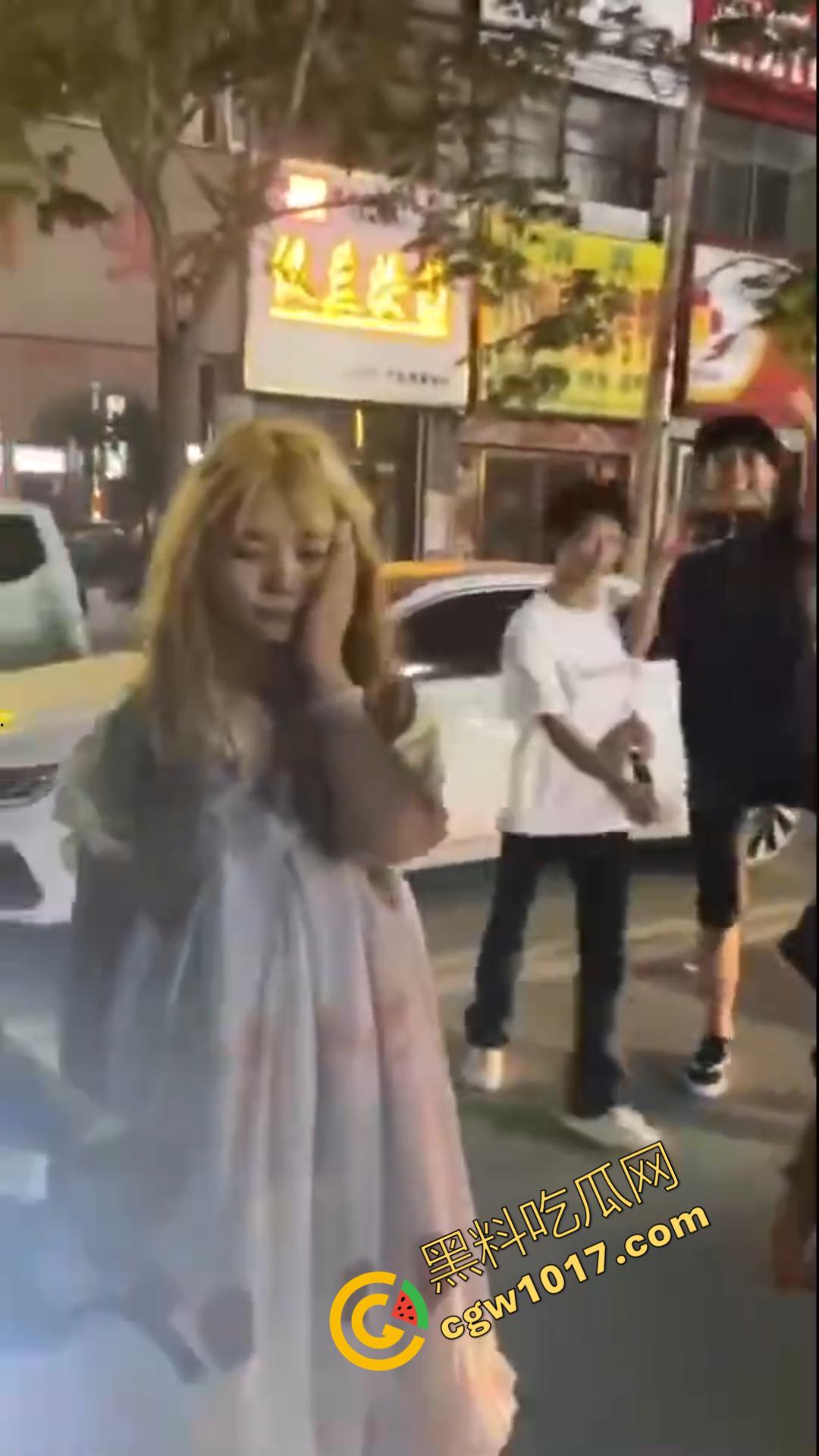 惊心动魄！清纯小仙女街头被围殴！精神小妹狠辣无情，围观群众无动于衷，她们究竟为何如此疯狂？-5