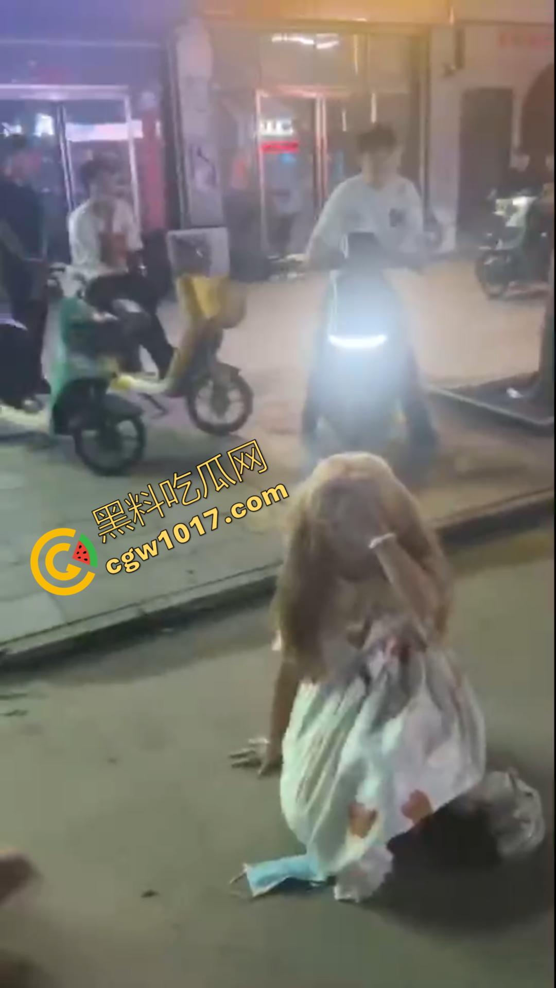 惊心动魄!清纯小仙女街头被围殴!精神小妹狠辣无情,围观群众无动于衷,她们究竟为何如此疯狂?-4