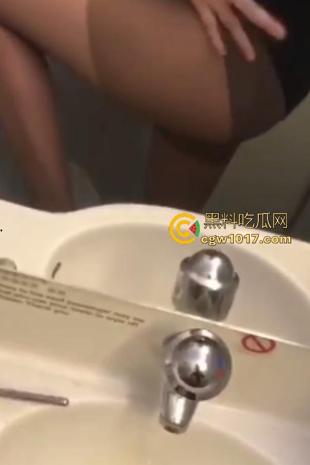 身边同事都卖淫,那我也卖!海航萝莉空姐飞机上露丝袜美脚,厕所摸奶撒尿杯中献男奴,勾引乘客下机就开操!-4