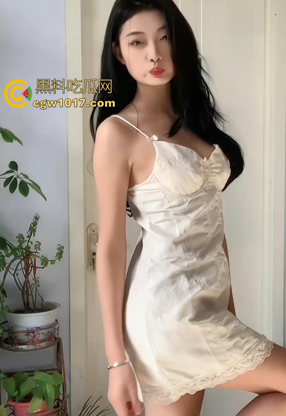 湘潭大学极品高挑美女【林奕怡】约炮视频曝光，完全露脸口交骑乘，超绝身材颜值，无套抽插白虎骚穴淫荡无比！-5