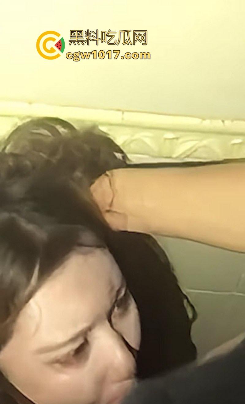 极品女大KTV包房玩多人群交,酒过三巡直接跪地开干!美女被骑跪地卖力口活,年轻人多么的疯狂啊!-4