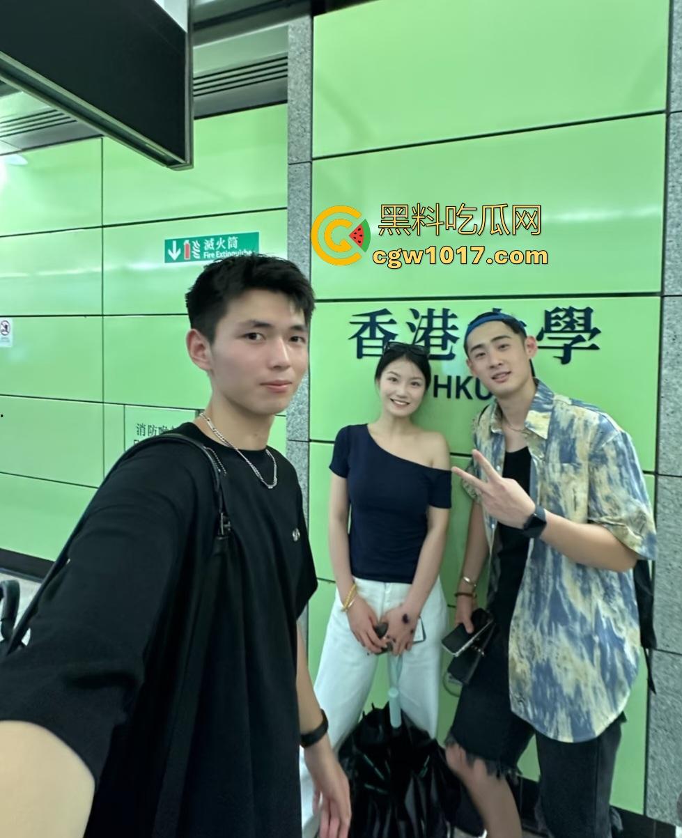 淫妻出轨单男大肉棒,绿帽老公秒变M竟帮单男口交,老婆黑丝换肉丝老公继续操,我看是这老公想出轨吧?-5