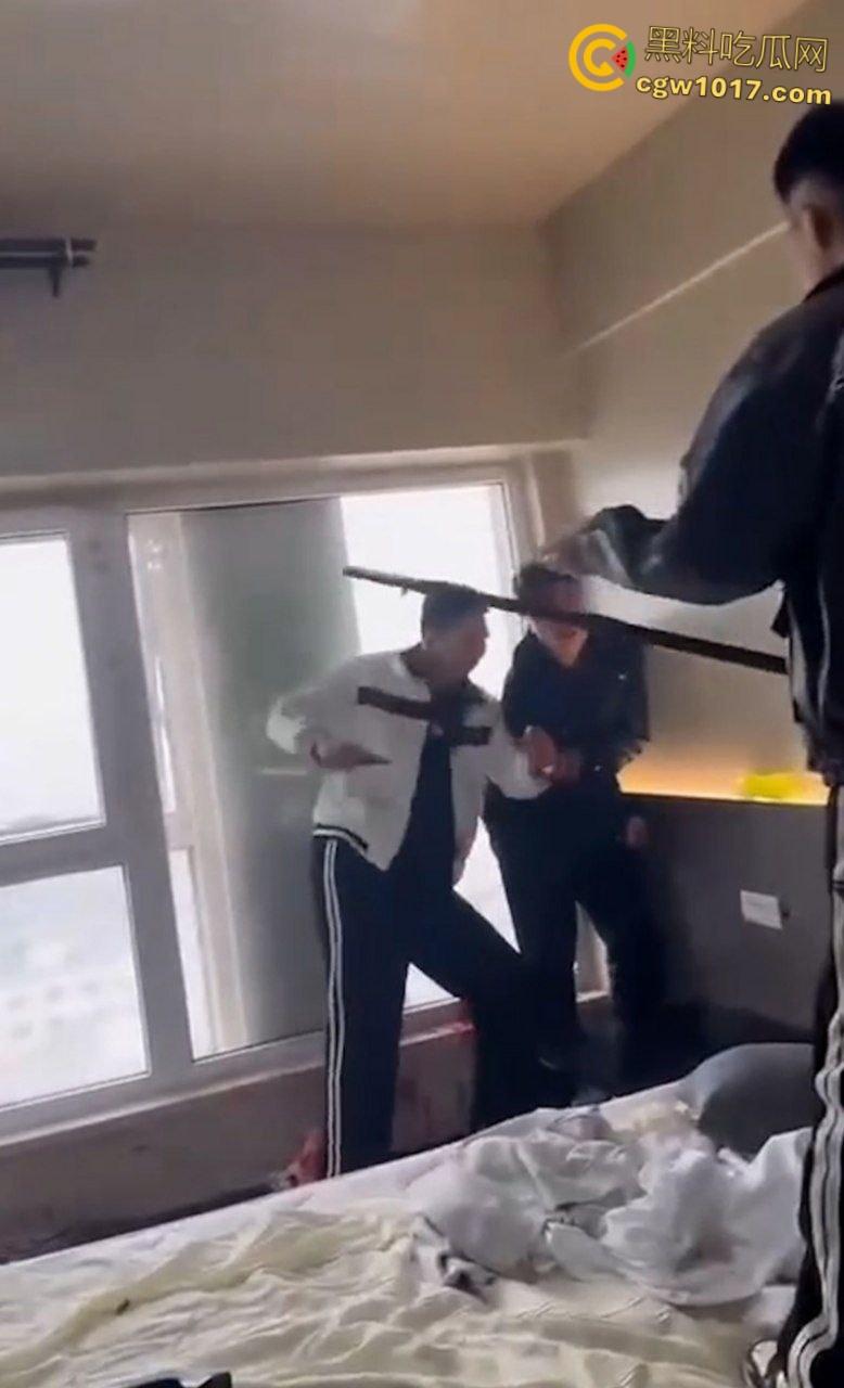 吉林长春万达公寓血案,快手甜妹带头挑衅,冲进房间双人捅死 一死一抢救无效,房间鲜血四溅恐怖至极!-6