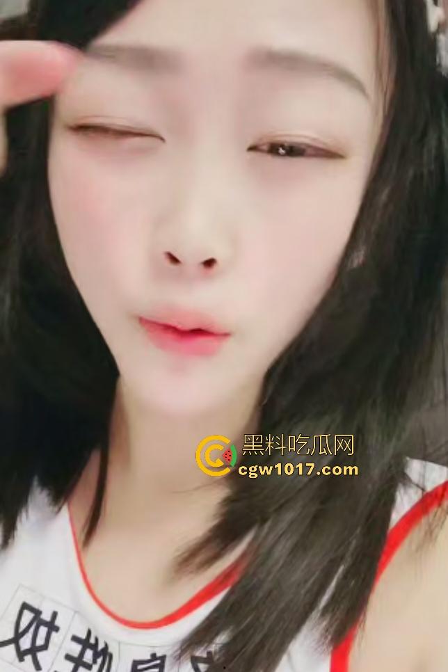 成人反差萝莉【莎莎】玩重口,现场尿尿到瓶子里,用小瓶灌肠还塞橘子水果,这穴和肛都快被玩烂了!-2