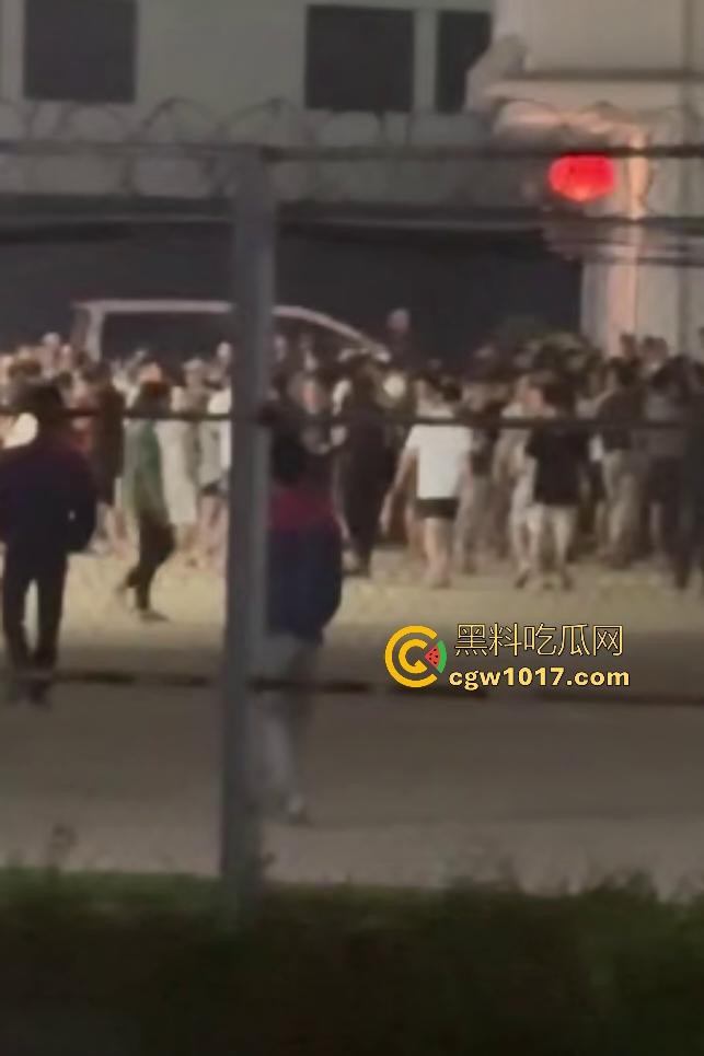 11月13日柬埔寨木牌金星园区大规模猪仔暴动,现场乱成一锅粥还有人开枪,赚不到钱猪仔们都集体起义了?-6