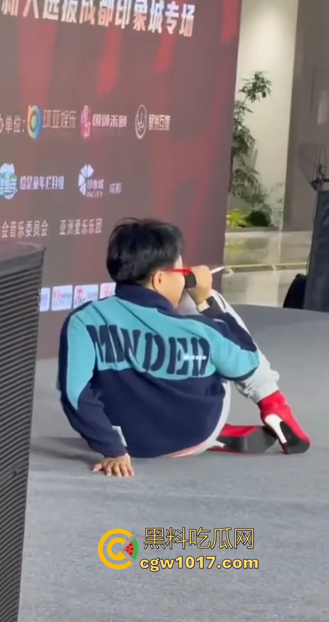 选秀节目再现神人,环亚星声代成都赛区,猛男身穿高跟给你带来【想你的夜】,又是那个挨千刀的把他伤得那么重!-9