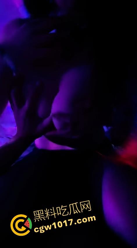 广州夜店女DJ真空打碟！不穿内裤上阵，边打碟边流淫水，收场时还随机挑选忠实听众酒店啪啪，难怪这么酒吧求着她去！-12