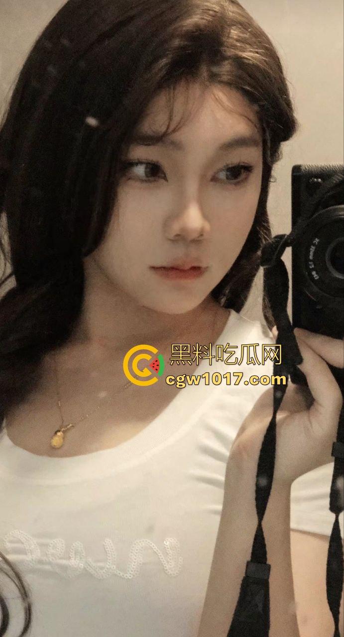 网黄摄影佬日常工作生活状态,拍性感模特私下约有同样爱好的反差尤物,真正吃得好的兄弟,真的不会对外说的!-9