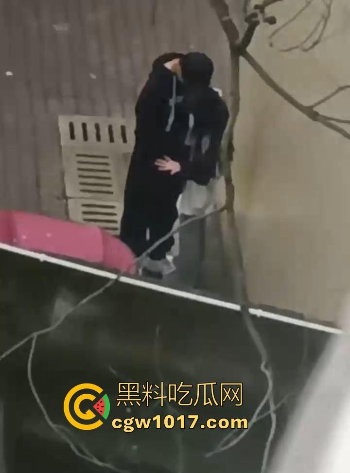 湖南师范大学宿舍角落小情侣偷情,我扣你的逼 你撸我的鸡,激情四射啊!熟悉的角落,熟悉的人,熟悉的动作!-8