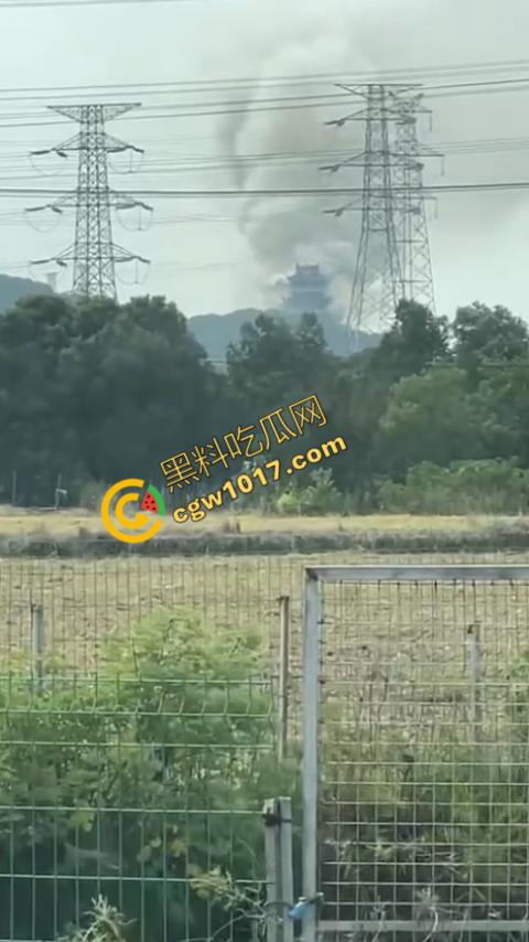 张家港凤凰山火焰翻腾：古寺在烈火中化为飞灰，黑烟滚滚，古建焦黑，无情怒火吞噬文化遗珍，可怕景象令人心碎-6