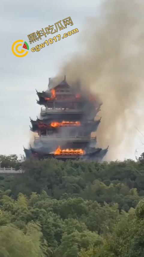 张家港凤凰山火焰翻腾：古寺在烈火中化为飞灰，黑烟滚滚，古建焦黑，无情怒火吞噬文化遗珍，可怕景象令人心碎-10
