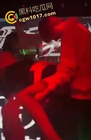 湖南长沙骑士酒吧又玩出新高度,女DJ现场给富二代口交,暴力深喉输出,还当众后入,卧槽玩这么刺激的吗!!-7