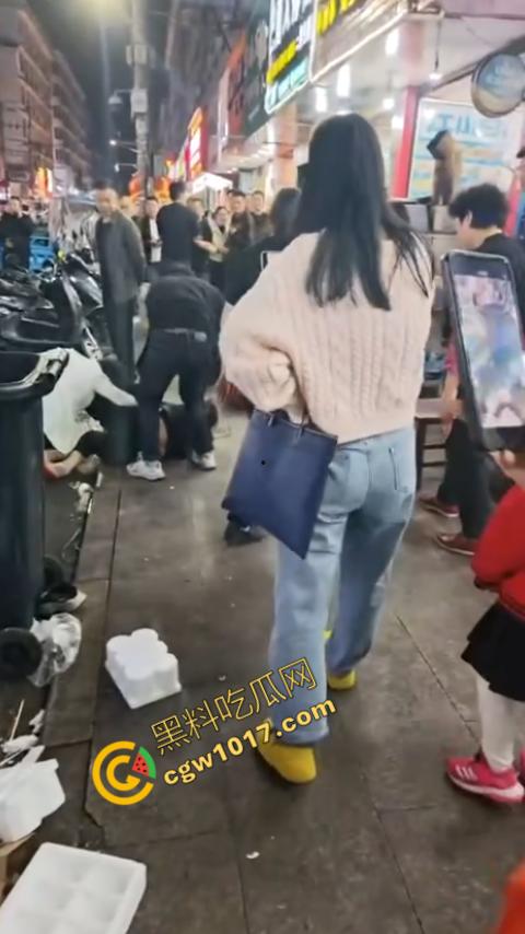 热闹龙港夜市:原配大战小三,血雨腥风惊百客围观!温州最疯狂烧烤摊街头对决,拳风猛烈,头发乱飞,争风吃醋,看个痛快!-2