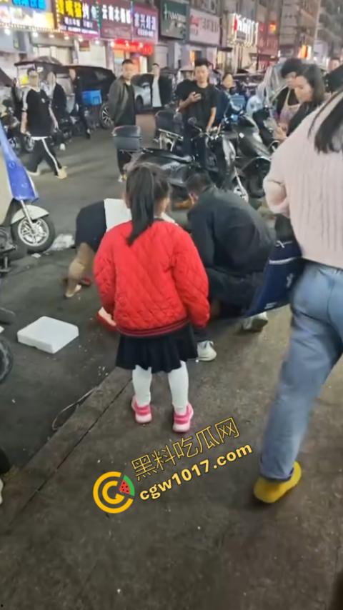 热闹龙港夜市:原配大战小三,血雨腥风惊百客围观!温州最疯狂烧烤摊街头对决,拳风猛烈,头发乱飞,争风吃醋,看个痛快!-3