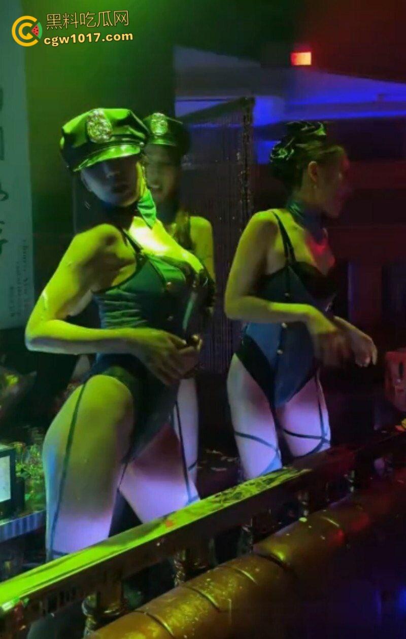 开单狗推酒吧狂爆金币,极品身材性感美女香槟湿身热舞,黑丝翘臀性感诱人,尺度炸裂到极致!-3