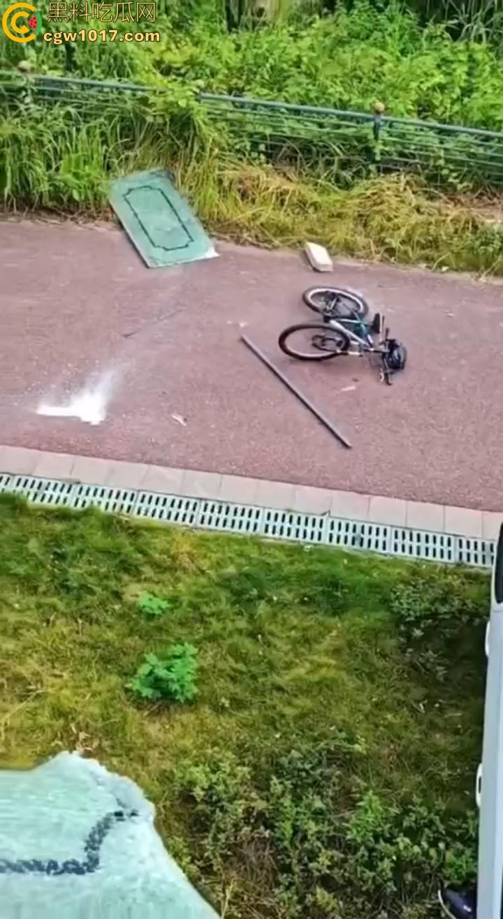 广东肇庆端州江滨堤,长发男司机疲劳驾驶,导致车辆失控开下堤坝,车辆翻滚险些酿成惨剧 !-2