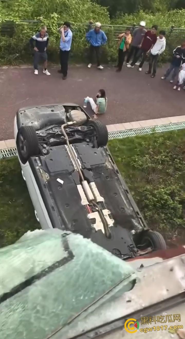 广东肇庆端州江滨堤,长发男司机疲劳驾驶,导致车辆失控开下堤坝,车辆翻滚险些酿成惨剧 !-5