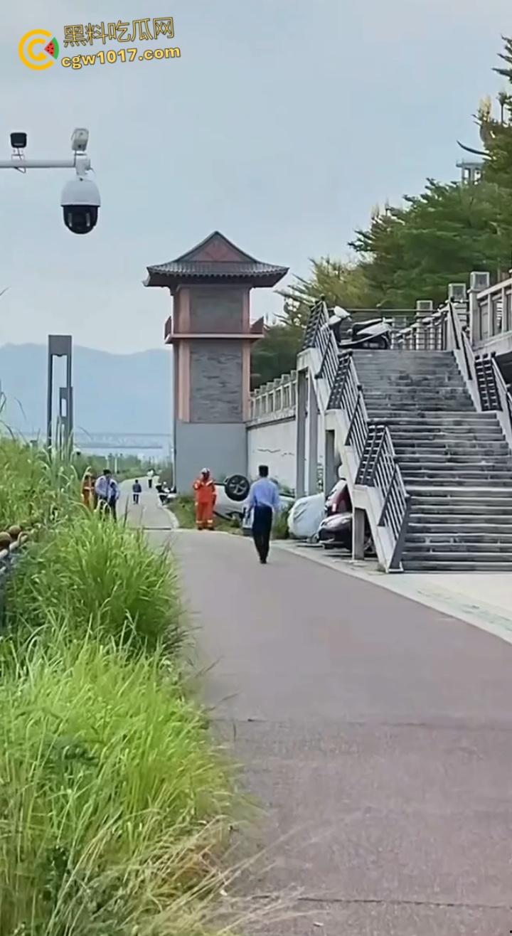 广东肇庆端州江滨堤,长发男司机疲劳驾驶,导致车辆失控开下堤坝,车辆翻滚险些酿成惨剧 !-6