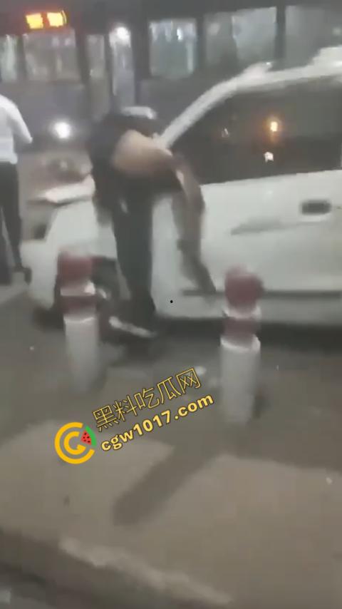 印度新德里景区爆炸震惊世人,鲜血渗透街道,8人当场死亡,惨烈火光照亮恐怖夜空,如同地狱修罗场!-3