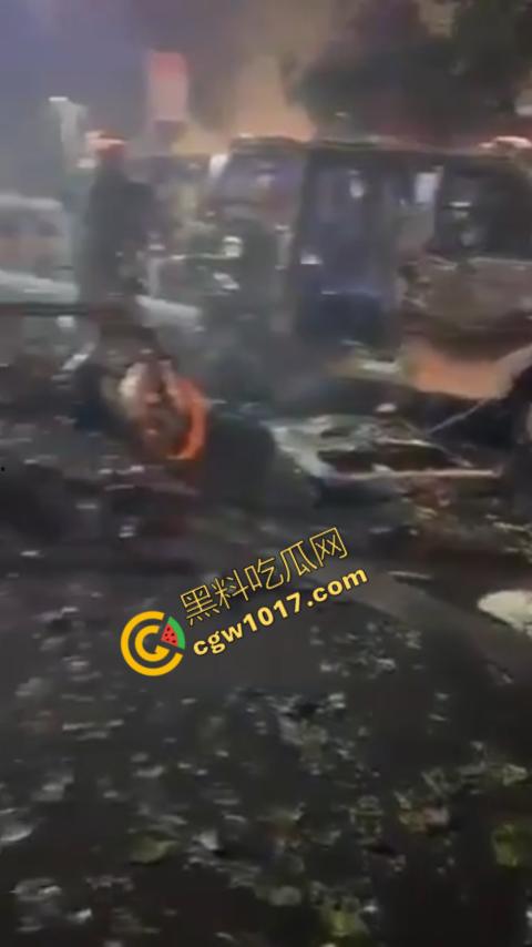 印度新德里景区爆炸震惊世人,鲜血渗透街道,8人当场死亡,惨烈火光照亮恐怖夜空,如同地狱修罗场!-6