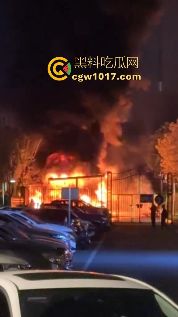广东韶关碧桂园天玺湾,电动车充电自燃着大火,又是电动车着火,不管是在路上还是停车场真得离电车远点!-4