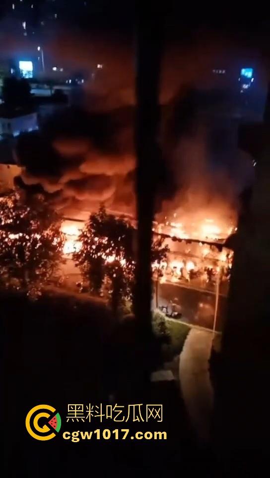 广东韶关碧桂园天玺湾,电动车充电自燃着大火,又是电动车着火,不管是在路上还是停车场真得离电车远点!-7