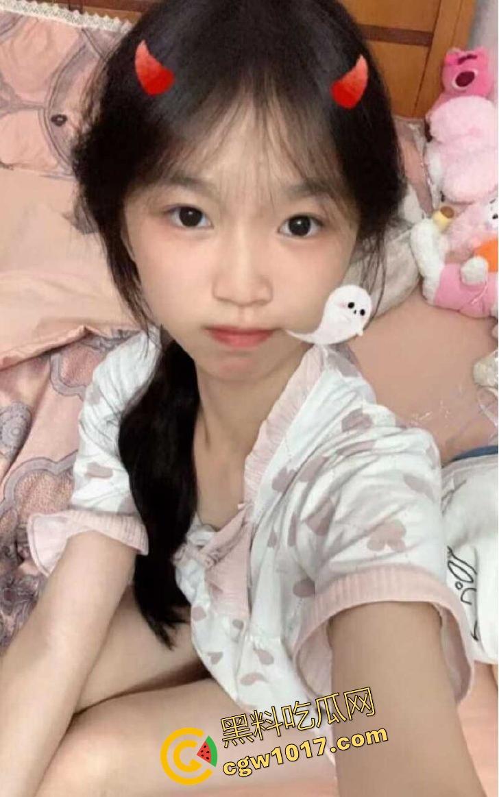 表面清纯可爱学生妹【邢可欣】长得一副人畜无害的脸,实则私下却是自慰福利姬,这小穴自插捅的,淫水泛滥!-14