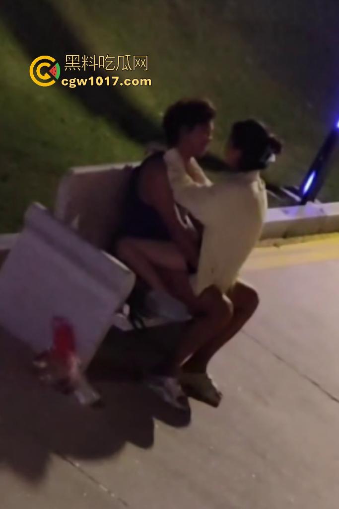 从白天到黑夜,4号楼教学楼户外石椅,校园男女搔痒难耐,穿开裆裤疯狂骑乘!书扔地上,奶子握在手里!-8