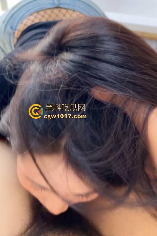 海角大神约炮渔网人妻!脱裤就见渔网袜,欠操母狗撅屁股戴钻石肛塞没热身直接操,吃牛肉长大的肥臀真Q弹!-5