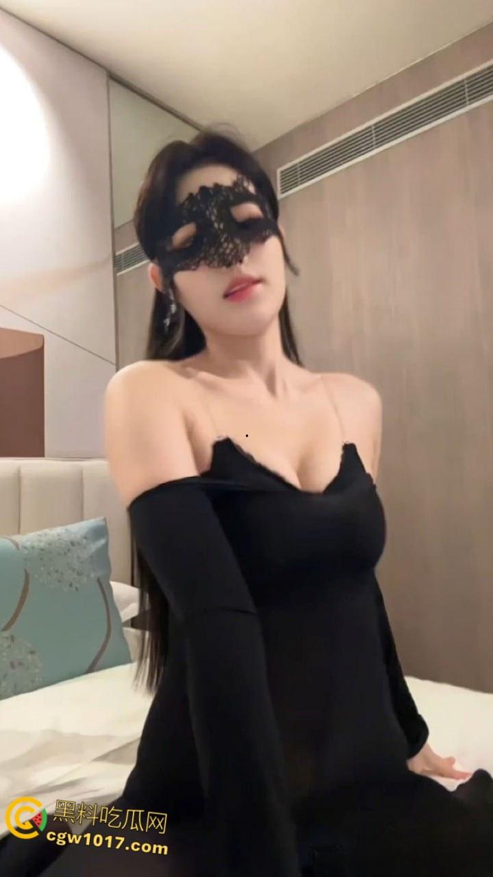 抖音百万粉丝网红【圈】,与金主裸聊黑料流出,甜美反差萌跪姿撩大哥,清纯播主秒变下贱母狗!-5